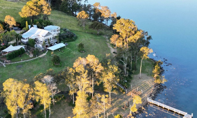 Wallis Lake House | Luxury lakefront Suite & Barn