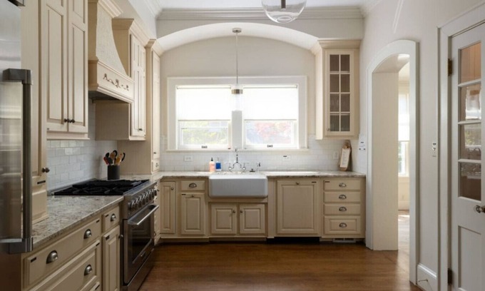 Old Irving Park Apartment | Luxury Large Stay - Family Home - Big Fenced Yard