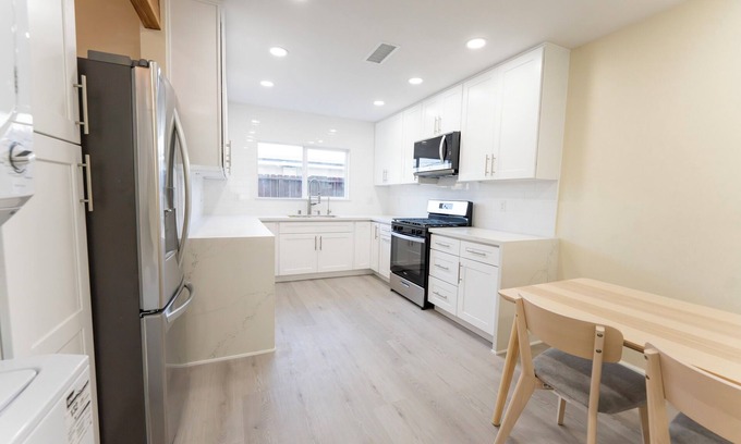 Downey Apartment | Luxury Living Redefined with a Charming 2-bedroom apartment in Downey