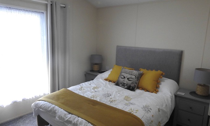 Hopton Cabin | Luxury Lodge on quiet holiday park