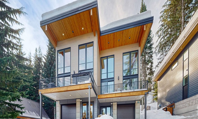 Hyak Cabin | Luxury Lodge w/Breathtaking Mountain Views, large yard, fireplace & WIFI