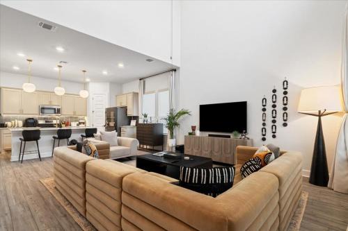 Travis County Apartment | Luxury Lofthouse 4bedroom with Games Baby Crib Free Parking Space