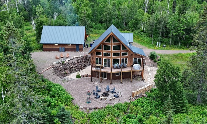 Tofte Cabin | Luxury Log Home on 5 acres Sawtooth Moutain Hideaway close to ski hill & hiking