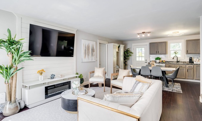 Parkdale House | Luxury Midterm Rental for Families, Medical and Corporate Professionals Cincy