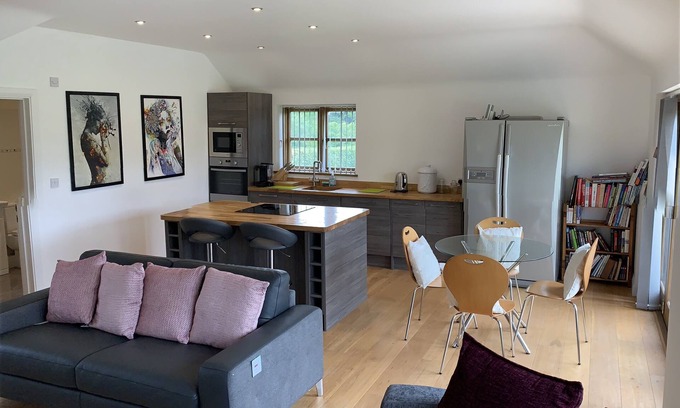 Saintbury Cottage | Luxury, modern property close to Stratford & Warwick-good Golf Courses