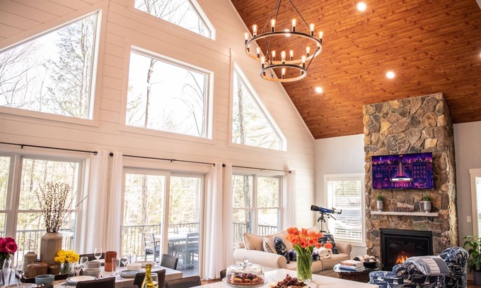 Farmington House | Luxury Modern Lake Home - Dogs Welcome - Sleeps 12