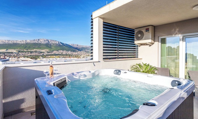 Mejasi House | Luxury modern penthouse w. jacuzzi & huge terrace