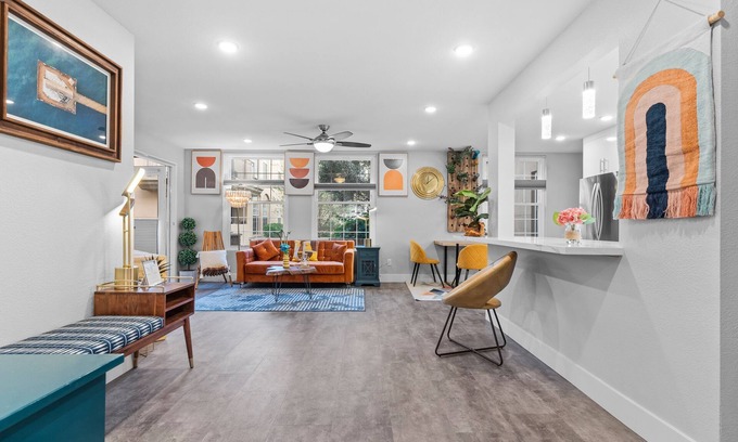 Hillcrest Condo | Luxury modern resort apt pool-spa in the heart of Sunny San Diego. π³οΈβπ friendly