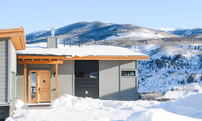 Silverthorne House | Luxury Modern Retreat centrally located to the best ski resorts in CO!