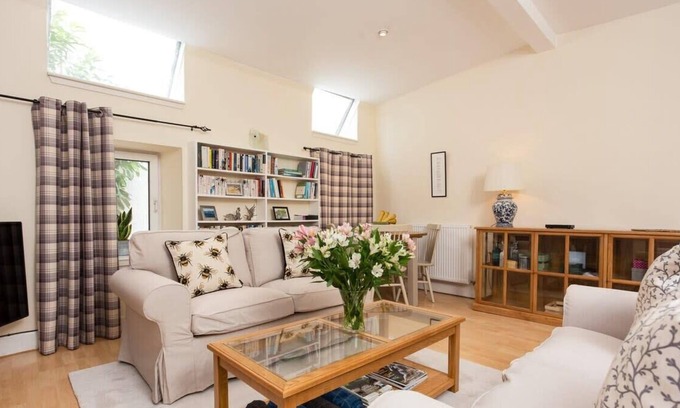 Morningside House | Luxury Morningside Cottage with Patio