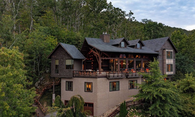 Asheville House | Luxury Mountain Retreat -Panoramic Views, Golf Simulator, Sauna, Hot Tub, Gym