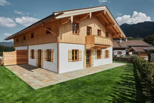 Kreuth House | Luxury Mountain View Chalet next to Tegernsee for Family & Friends - free parking