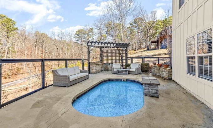 Rogers House | Luxury Oasis: Beaver Lake Retreat for 12 Guests