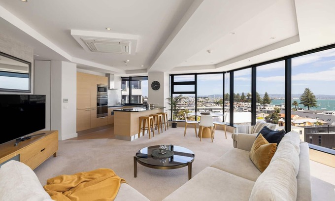 Mount Maunganui Apartment | Luxury Ocean Views - Heated Pool, Main Beach & Gym