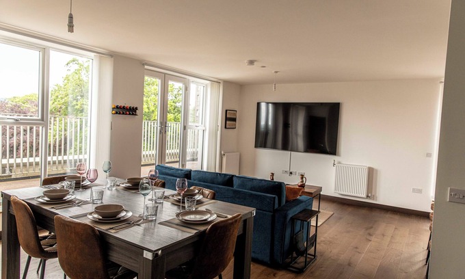 Maidstone Apartment | Luxury Penthouse 3 bedroom apartment with parking, 85inc TV and pool table