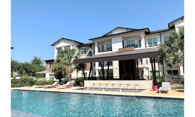 Austin Apartment | Luxury Pool View, 2x King Beds, 65’TV & Food