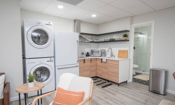 Peachtree City Apartment | Luxury Private 1 Bedroom 1 Bathroom Apartment with Gym and Washer Dryer in Unit