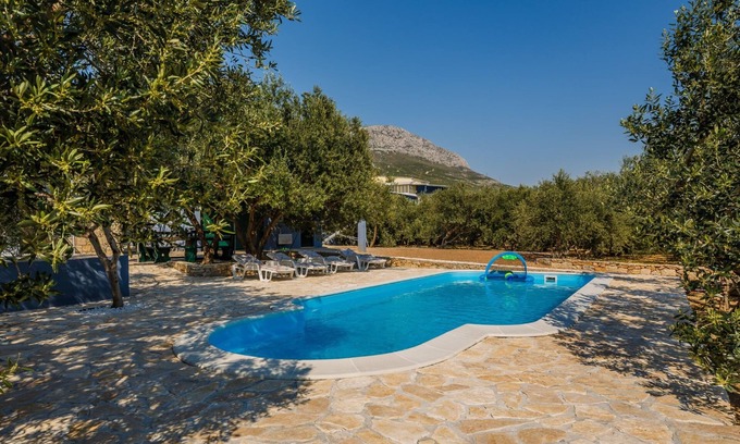 Kastel Gomilica Apartment | Luxury private villa complex with heated pool and jacuzzi, fit for parties!