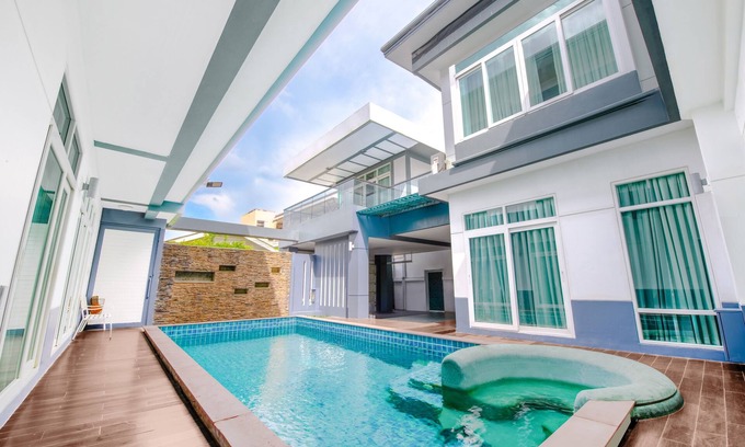 Wang Thonglang Villa | Luxury Pure Modern Pool Villa 5Bed Near BTS and Central Eastville