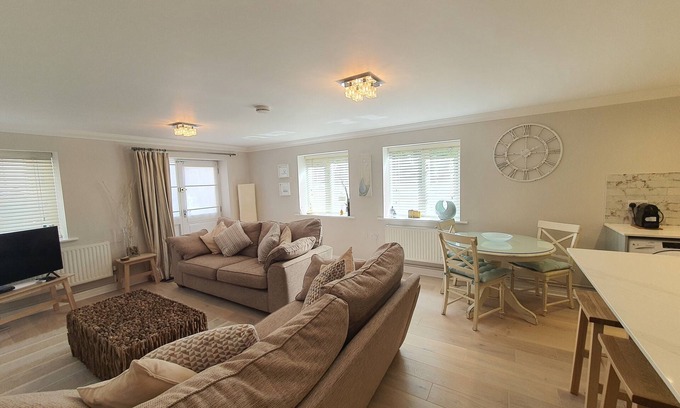 Boscombe Apartment | Luxury refitted ground floor two bed/two bath apartment close to Boscombe beach