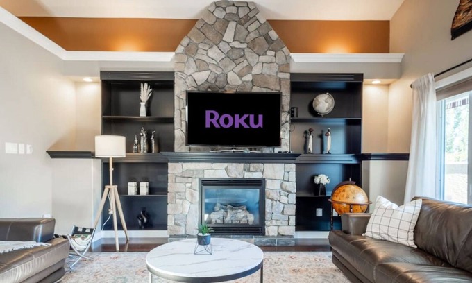 South Lethbridge House | Luxury Retreat | Sleeps 12 | AC, Patio | 5min YQL