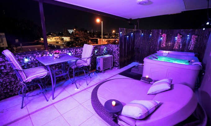 Bucana Apartment | Luxury Retreat with Private Jacuzzi and Mountain Views. FREE Parking and Laundry