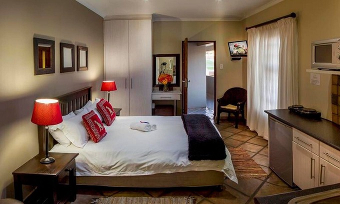 Humewood Bed & Breakfast | Luxury Room, double Bed and Sleeper Couch max 4 guests, near Port Elizabeth
