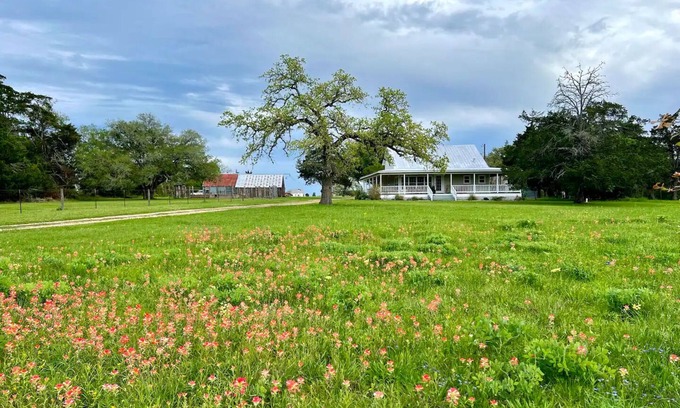 Round Top House | Luxury Round Top Farmhouse /6mil to The Square