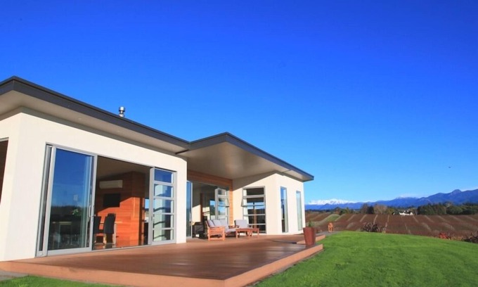 Tasman House | Luxury Seaside Vineyard Home
