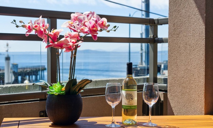 Downtown Seattle Condo | 🚢Luxury Seattle Waterfront Walk to Cruise Ship & Pike Place -Waterfront Views🎡