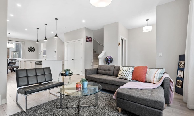 Chestermere House | Luxury Semi-Detached House 3BDR