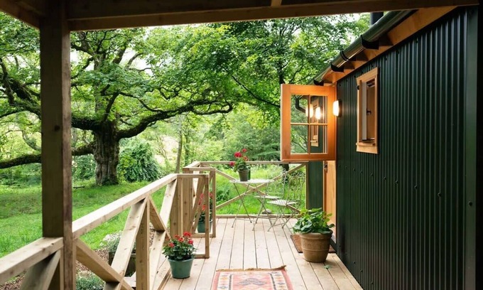Clachan of Campsie Apartment | Luxury Shepherd's Hut Near Glasgow