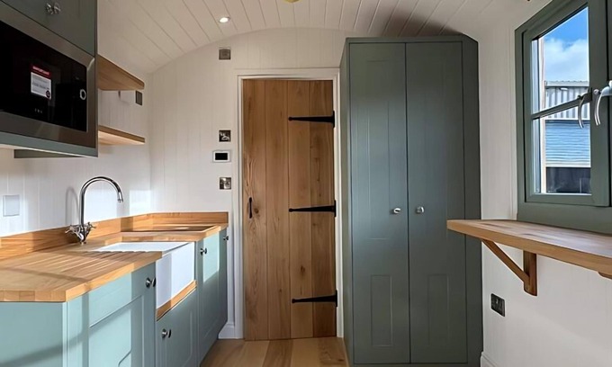 Monknash Cabin | Luxury Shepherds Hut near Glamorgan Coast
