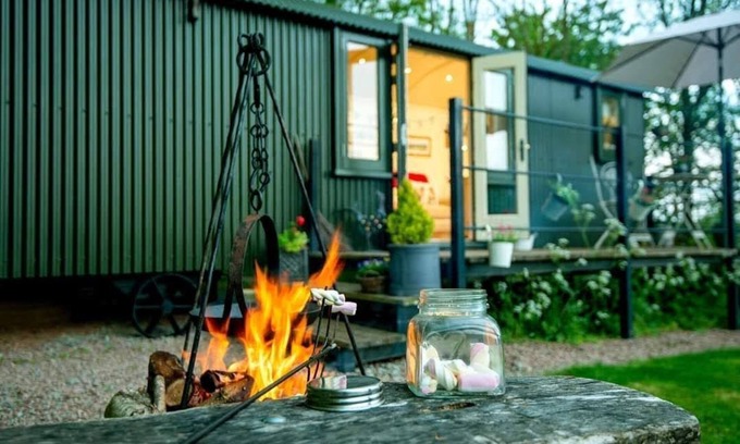 Broadwas Apartment | Luxury Shepherds Hut with private hot tub in quiet rural setting