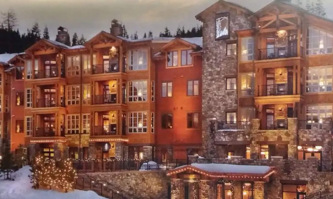 Truckee Condo | Luxury Ski In/Ski Out, 2 large Bed Rooms, walk to gondola.