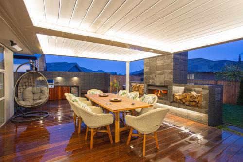 Prebbleton House | Luxury Spa, Outdoor Fireplace & Games Room - Sleeps 10, 18 mins from CHC Airport