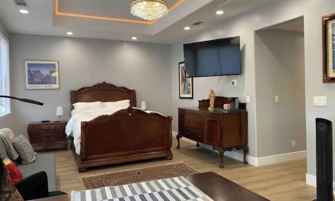 Woodside Apartment | Luxury Spacious Studio in Woodside Plaza