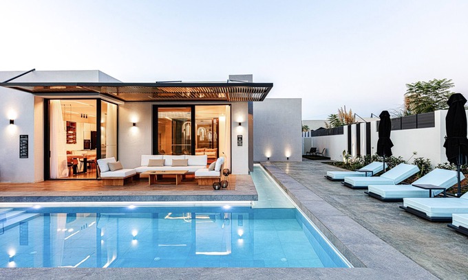 Pigi Villa | Luxury, Steps to Local Amenities w 4km to a Beach!