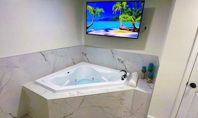 Houston Apartment | Luxury Studio-Apt w/Jacuzzi 8 mi from IAH