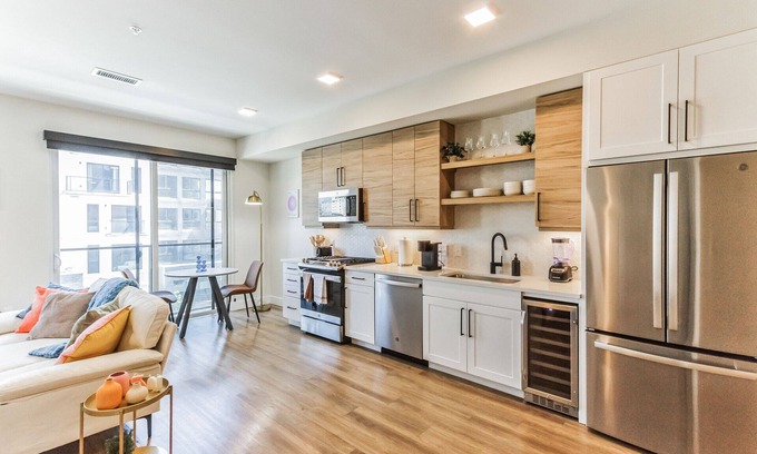 City Park West Apartment | Luxury Studio, Gym, Spa, Garage Parking, Safe 313