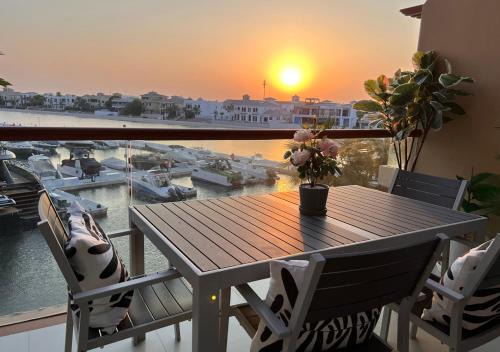 Palm Jumeirah Apartment | Luxury Studio Walk to West Beach