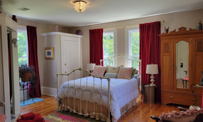 Washington Bed & Breakfast | Luxury suite w/private bath; only 1/2 block from the Inn at Little Washington!