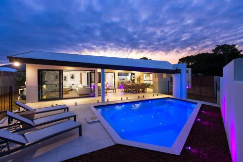 Trinity Park House | Luxury Sunny Oasis with Pool, SUV Hire, Near Marina