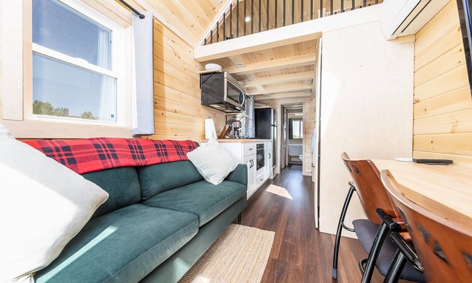 Montrose Cabin | Luxury Tiny Home/Base Camp to Ouray, Telluride/2 Queen beds, 1 twin bed/Washer & Dryer/Smart TV/Hot Tub Access/Patio w/Mountain Views/Fire Pit/11 mi to Airport