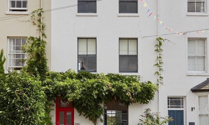 Whitnash House | Luxury Townhose Royal Leamington Spa.nSuperking BedsnLog Burner nWiFi - Sky TV