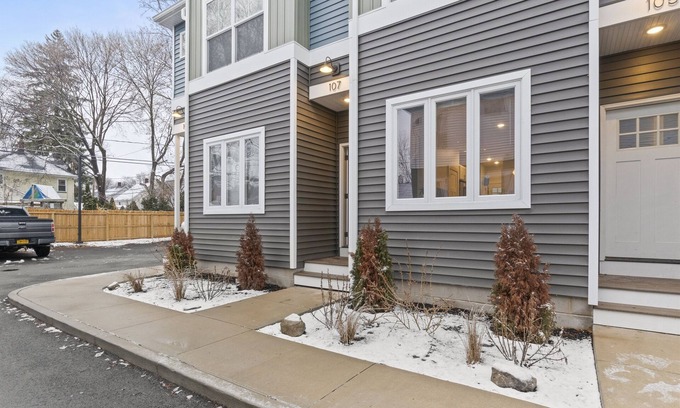 Rochester House | Luxury Townhome | 5 Mins-Roc Airport | WiFi