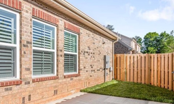 Gibsonville House | Luxury Townhome Near Everything! 2 miles to Elon University