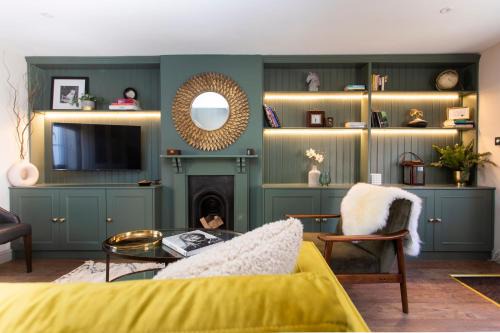 Warwick House | Luxury Townhouse - close to castle & town - perfect stylish stay, sunny private courtyard, dog friendly