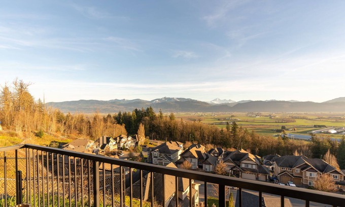 Lower Sumas Mountain House | Luxury View Home
