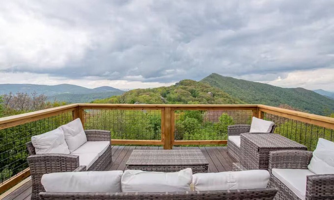 Seven Devils House | Luxury VIEWS from 4700', Hot Tub, Fire Pit, Modern Rustic 5BR with huge deck!